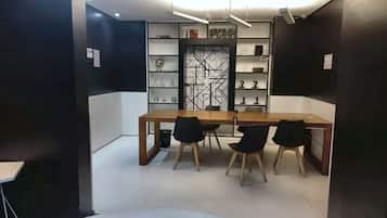 Un espace repas moderne avec une table en bois et quatre chaises.