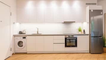 Apartamento, 2 habitaciones, balcón | Cocina privada | Frigorífico grande, horno, placa de cocina y utensilios de cocina