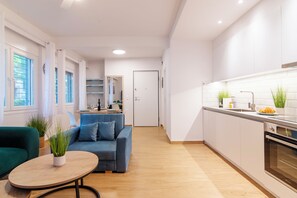 Apartamento superior, 1 habitación, balcón | Zona de estar