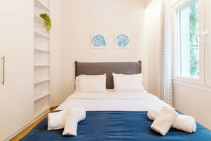 Desk, laptop workspace, blackout curtains, soundproofing - Lighthouse Kipseli (Athens)