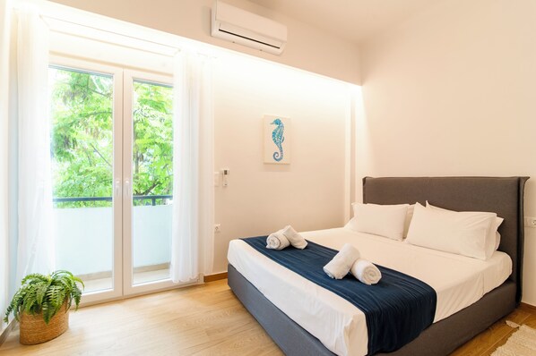 Apartamento, 2 habitaciones, balcón | Escritorio, espacio para trabajar con un portátil, cortinas opacas