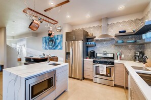 Jääkaappi, mikroaaltouuni, uuni, liesi