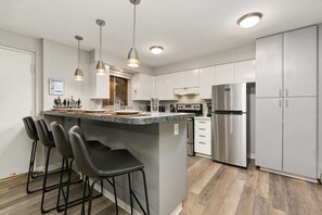 Jääkaappi, mikroaaltouuni, uuni, liesi