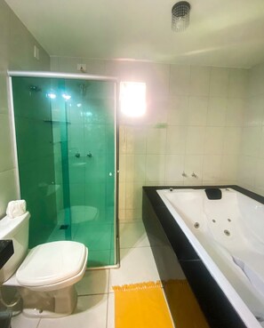 ห้องซูพีเรียสวีท, ระเบียง, วิวสวน | ห้องน้ำ | ของใช้ในห้องน้ำฟรี, ผ้าเช็ดตัว, สบู่, ยาสระผม