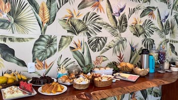 Café da manhã com pratos da culinária local grátis todos os dias