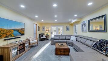 Smart-tv, een open haard, tafelvoetbal en een tafeltennistafel