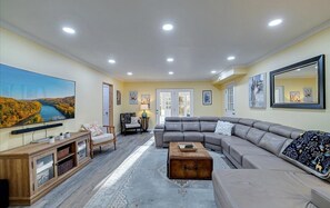 Smart-tv, een open haard, tafelvoetbal en een tafeltennistafel