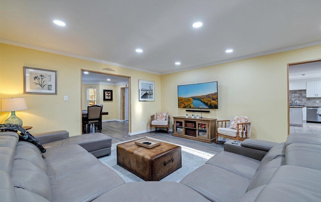 Smart-tv, een open haard, tafelvoetbal en een tafeltennistafel