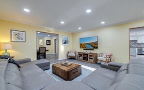 Smart-tv, een open haard, tafelvoetbal en een tafeltennistafel