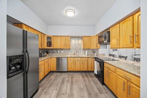 Kjøleskap, mikrobølgeovn, ovn og kokeplater