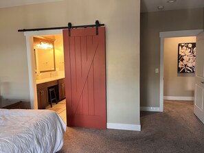 3 bedrooms, iron/ironing board, travel crib, WiFi - Pristine townhome near Sand Dunes with Ample Street Parking (Saint Anthony)