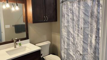 Ducha, secador de pelo, toallas, jabón