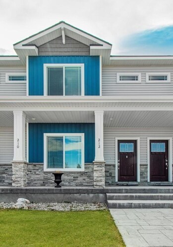 Pristine townhome near Sand Dunes with Ample Street Parking