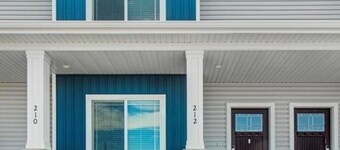 Pristine townhome near Sand Dunes with Ample Street Parking