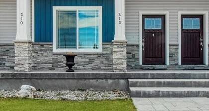 Pristine townhome near Sand Dunes with Ample Street Parking