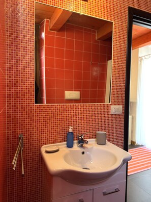 Deluxe Condo, Balcony, City View | Bathroom | Shower, hair dryer, bidet, towels - Casa Claudia (Salerno)