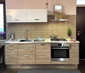 Deluxe Condo, Balcony, City View | Private kitchen | Full-size fridge, microwave, oven, stovetop - Casa Claudia (Salerno)