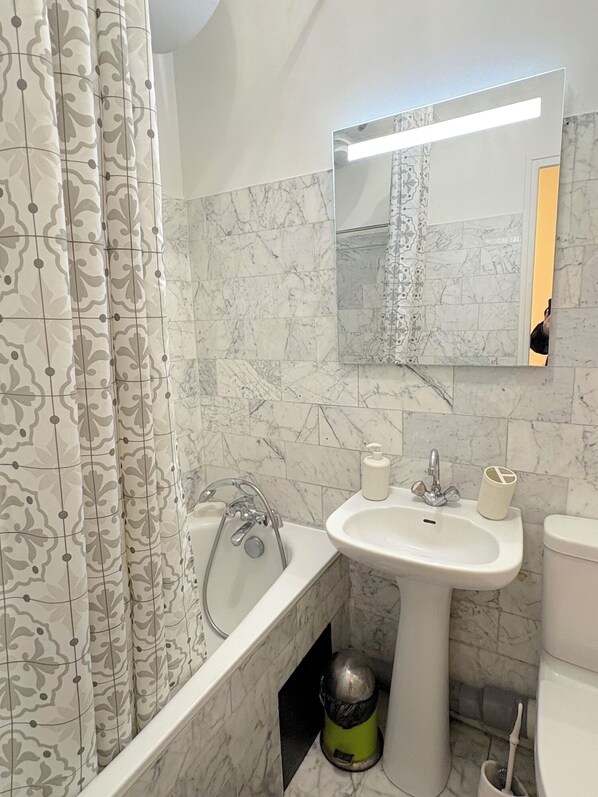 Shower, towels - Studio Rennequin (Paris)