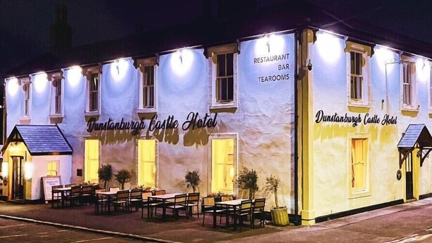 Dunstanburgh Castle Hotel met terras en restaurant/bar.
