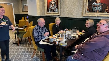 Desayuno a la carta (GBP 13.50 por persona)