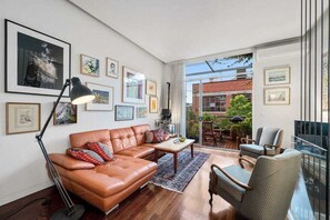 Smart TV, books, music library, stereo - Eclectic luxury living in Melbourne's hip inner north (long term stays welcome) (Fitzroy)