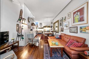 Smart TV, books, music library, stereo - Eclectic luxury living in Melbourne's hip inner north (long term stays welcome) (Fitzroy)