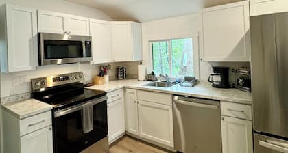 SandRiver Cabin -Relax on the mouth of the SandRiver with views of Lake Superior