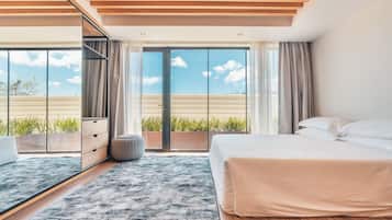 Junior Studio Suite | In-room safe, laptop workspace, blackout drapes, iron/ironing board