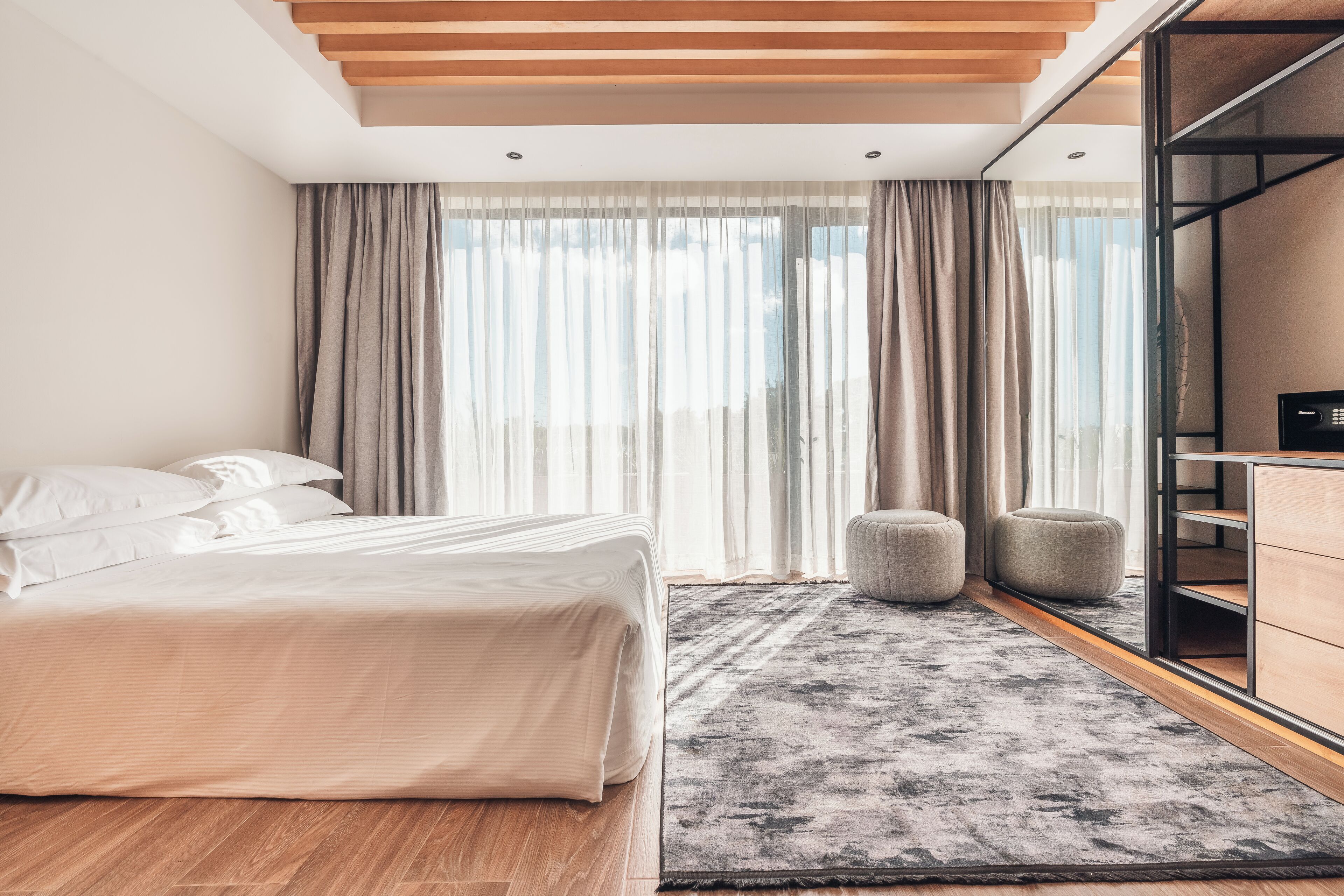 خزنة داخل الغرفة ومساحة عمل للكمبيوتر المحمول وستائر تعتيم ومكواة/لوح كي