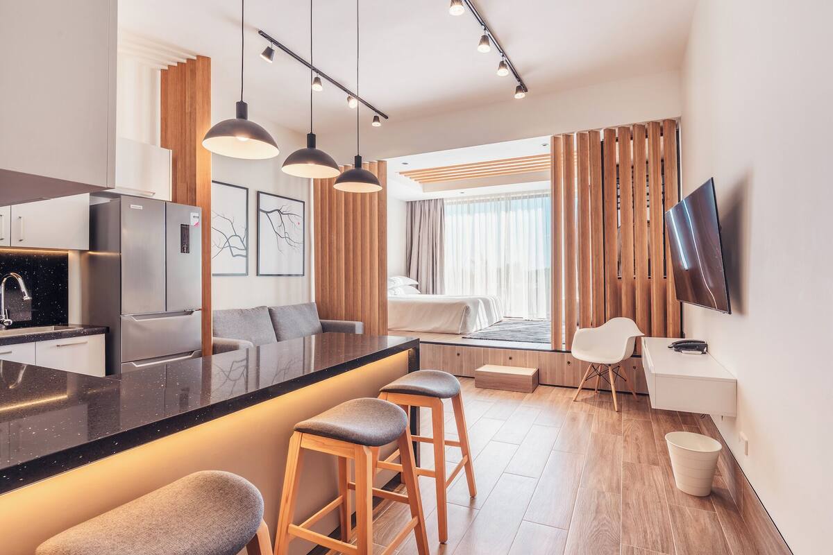 Junior Stüdyo, Balkon | Oturma alanı | Kablolu TV kanalları bulunan 55 inç akıllı televizyon 