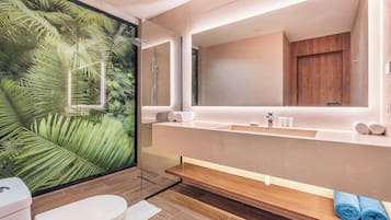 Junior Studio, Patio, Courtyard View | Bathroom | Shower, hair dryer, towels, soap
