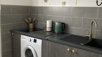 KylskÄp, mikrovÄgsugn, ugn och spishÀll