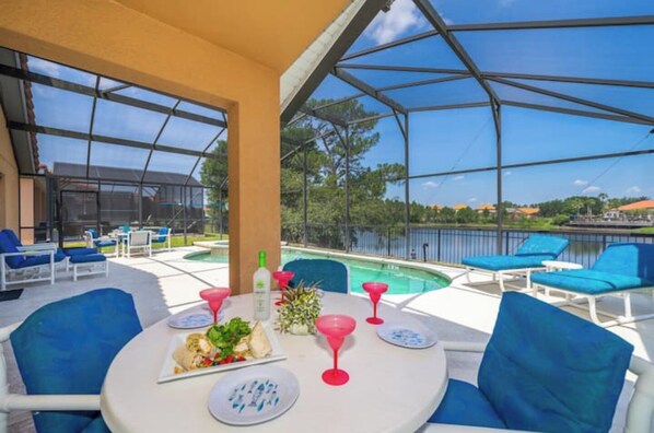 Outdoor dining - LakeSunset/24/7 gated/ 4bd/3ba/GmRm/spapool/141 (Davenport)