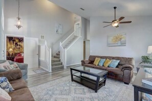 Smart TV - Large& sunny lanai and pool! fire pit grill on cul de sac,close to parks (Davenport)