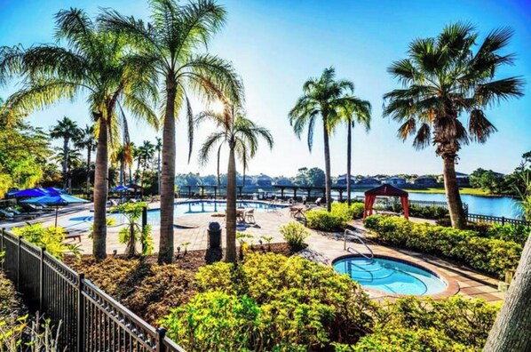 Pool - Lovely villa on the lake in Davenport sleeps 10 (Davenport)