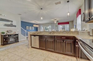 Private kitchen - Providence, golf, view, pool, gated, elegant, sun (Davenport)