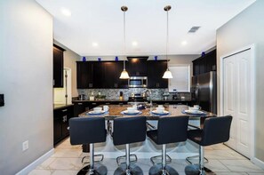 Cadeirão de bebê, talheres/pratos/utensílios de cozinha, mesas de jantar