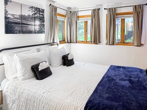 3 chambres, bureau, fer et planche à repasser, lit de bébé portatif