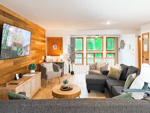 Smart-tv, eldstad, böcker och printers