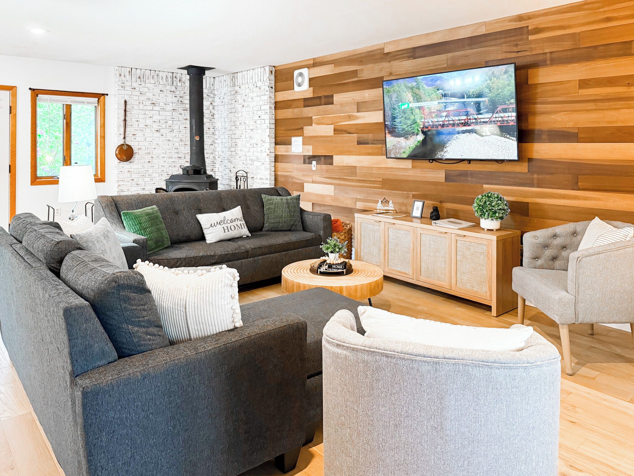 TV connectée, cheminée, livres, imprimantes