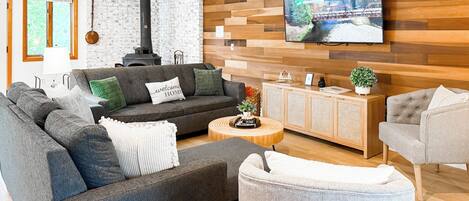 TV connectée, cheminée, livres, imprimantes