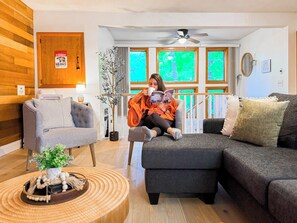 Téléviseur connecté, foyer, livres, imprimante