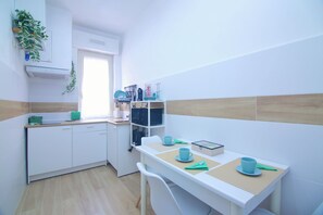 Refrigerador, microondas, parrilla de estufa y cafetera y tetera 