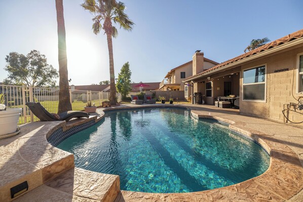 A heated pool - Glendale Home in Arrowhead Ranch - 3BR Heated Pool (Glendale)