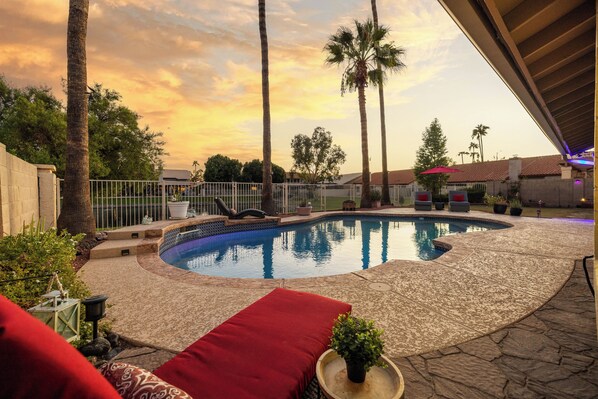 A heated pool - 3BR Heated Pool in Arrowhead Ranch (Glendale)