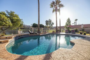 A heated pool - 3BR Heated Pool in Arrowhead Ranch (Glendale)