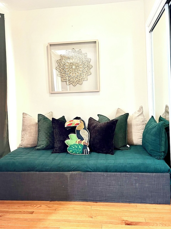 Chelsea Concrete Jungle House - Spacious 1 Bedroom - Sleeps 5 Comfortably - Queens, NY