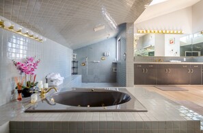 Baignoire à jets, sèche-cheveux, bidet, serviettes fournies