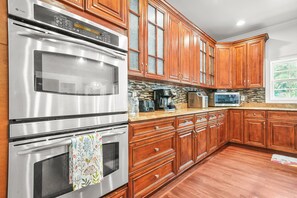 Microondas, horno, placa de cocina, lavavajillas