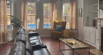 Poolside estate in charming Chattahoochee Hills, with WiFi, AC